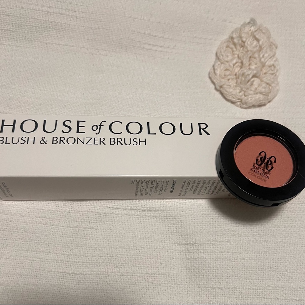 AUTUM Blush with brush. Color is 099/0724K